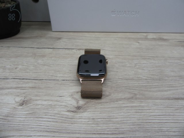 Apple Watch 5 Gold Stainless Steel - 44 mm - Használt, megkímélt
