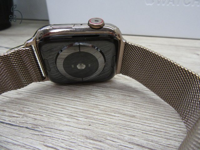 Apple Watch 5 Gold Stainless Steel - 44 mm - Használt, megkímélt