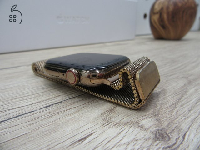 Apple Watch 5 Gold Stainless Steel - 44 mm - Használt, megkímélt
