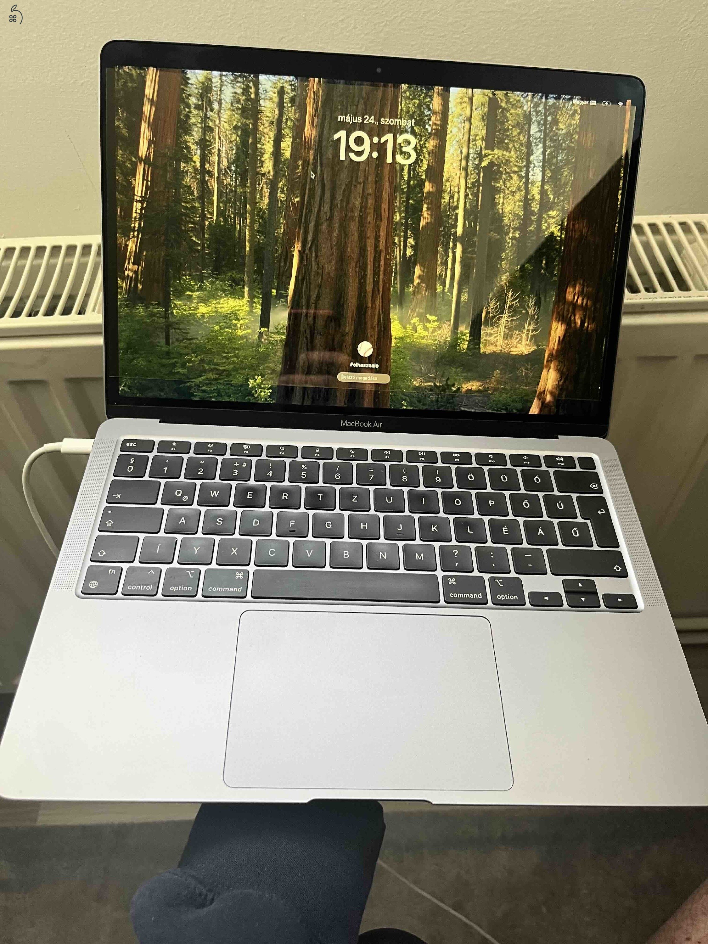 MacBook Air M1, 8 GB RAM, 250 GB tárhely