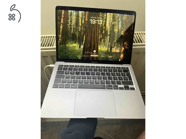MacBook Air M1, 8 GB RAM, 250 GB tárhely