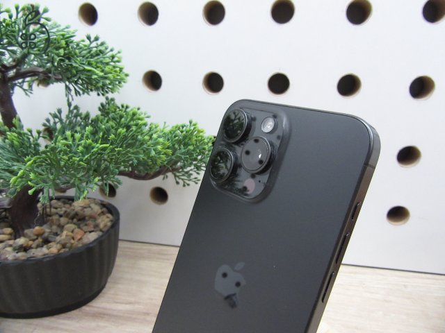 Apple iPhone 15 Pro Max - Black Titanium - Használt, karcmentes