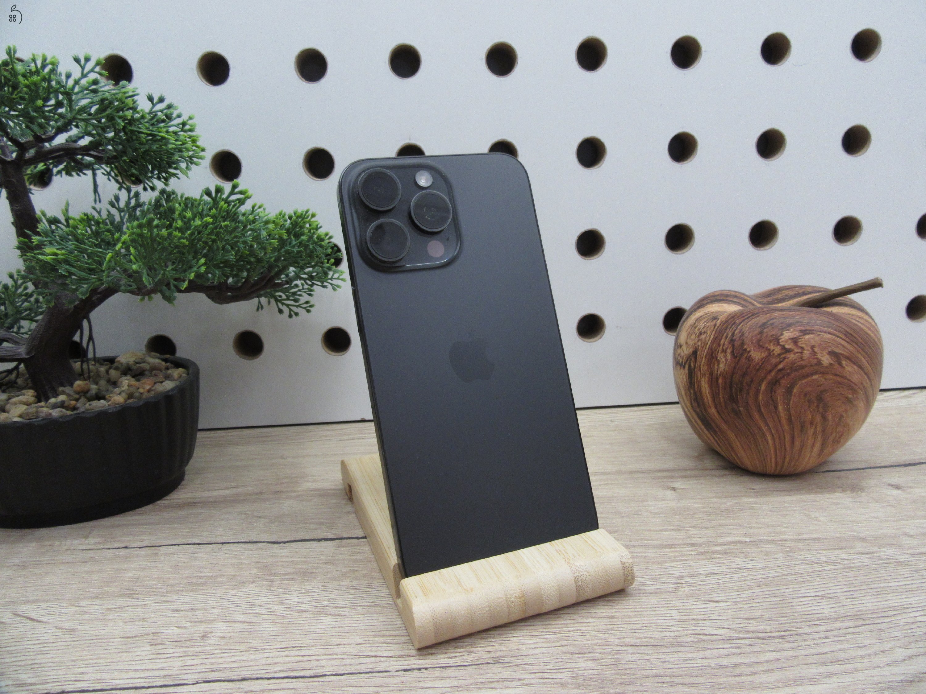 Apple iPhone 15 Pro Max - Black Titanium - Használt, karcmentes