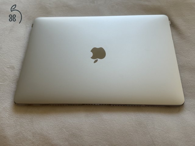 Patika állapotú M1 (8 core CPU) MacBook Air - USA modell