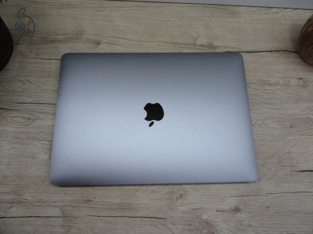 Apple Retina Macbook Pro Touchbar 13 - 2018 - Használt, szép állapot - 500 Gb SSD
