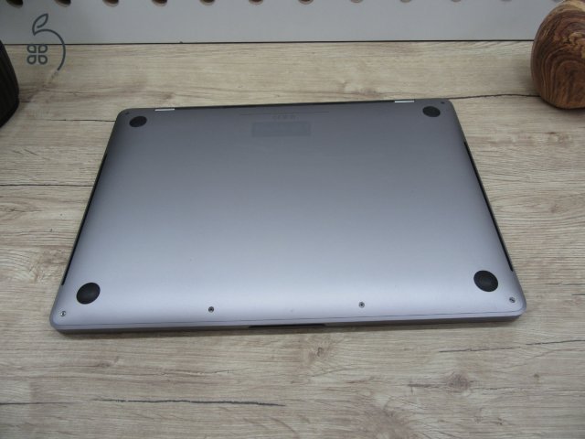 Apple Retina Macbook Pro Touchbar 13 - 2018 - Használt, szép állapot - 500 Gb SSD