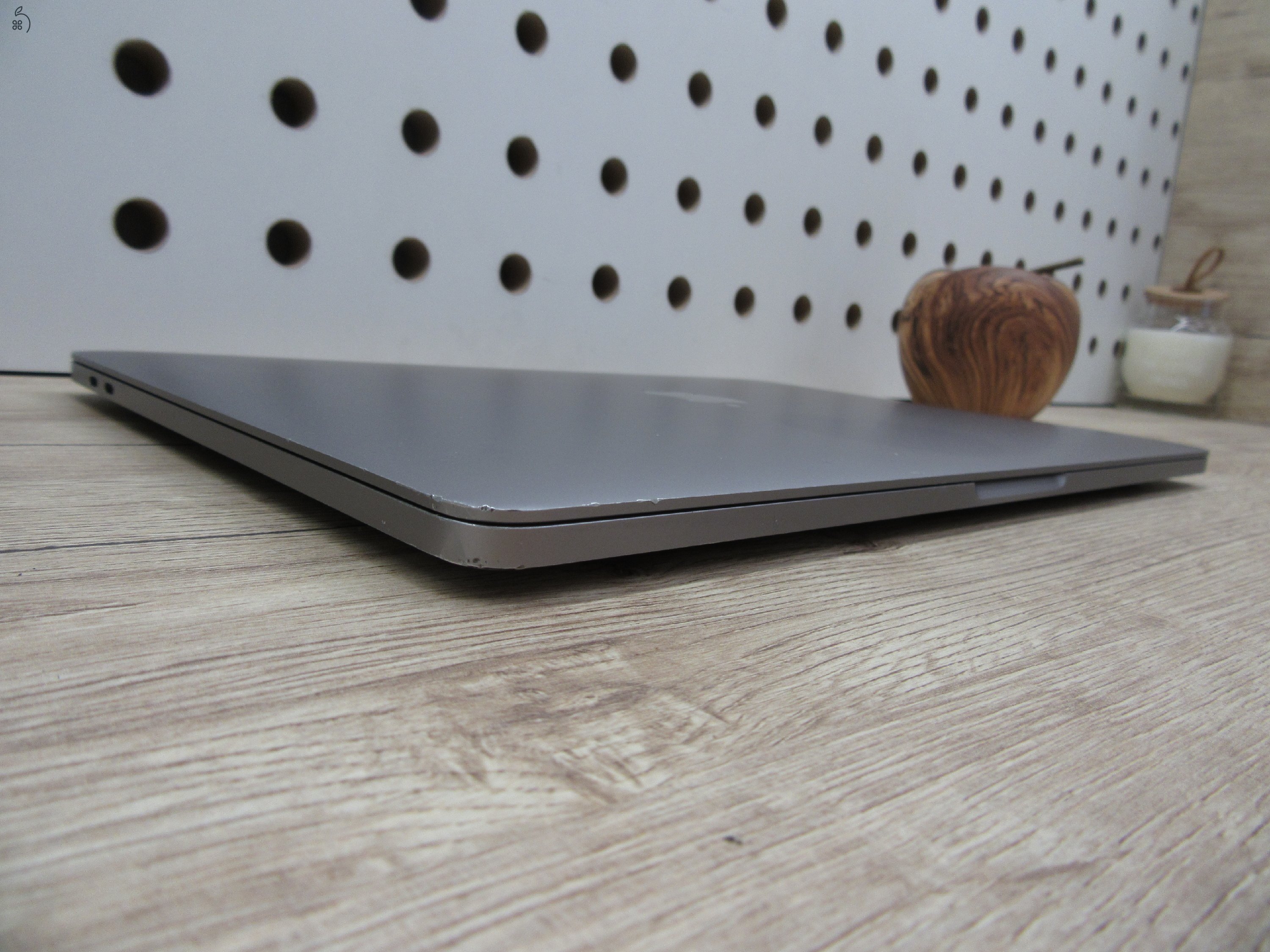  Apple Retina Macbook Pro Touchbar 13 - 2018 2019-es gyártás - Használt, megkímélt állapot - 500 Gb SSD 