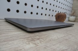  Apple Retina Macbook Pro Touchbar 13 - 2018 2019-es gyártás - Használt, megkímélt állapot - 500 Gb SSD 