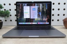  Apple Retina Macbook Pro Touchbar 13 - 2018 2019-es gyártás - Használt, megkímélt állapot - 500 Gb SSD 