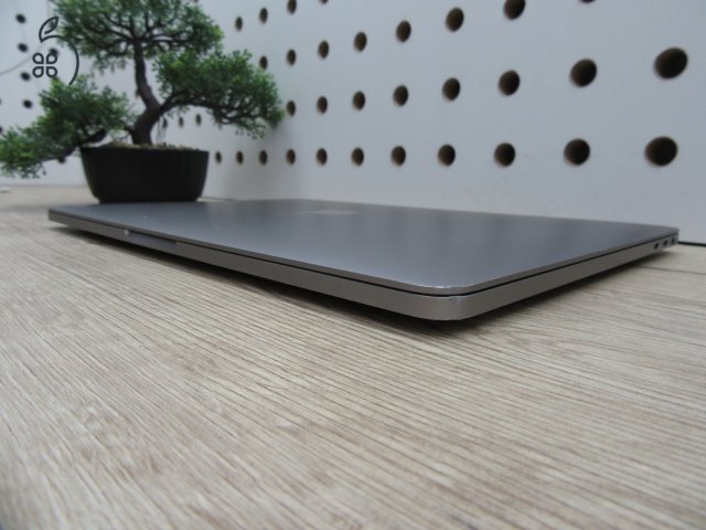 Apple Retina Macbook Pro Touchbar 13 - 2018 2019-es gyártás - Használt, megkímélt állapot - 500 Gb SSD 