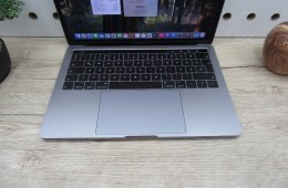  Apple Retina Macbook Pro Touchbar 13 - 2018 2019-es gyártás - Használt, megkímélt állapot - 500 Gb SSD 