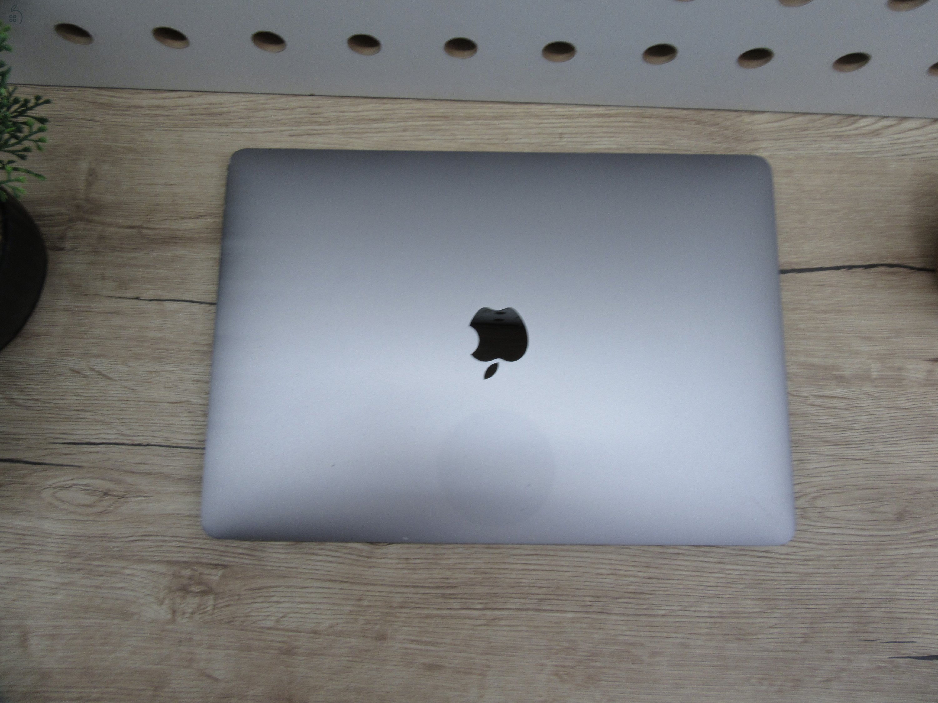  Apple Retina Macbook Pro Touchbar 13 - 2018 2019-es gyártás - Használt, megkímélt állapot - 500 Gb SSD 