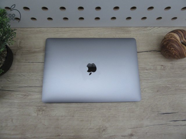  Apple Retina Macbook Pro 13 Touchbar  - 2017 2018-as gyártás - Használt, megkímélt állapot - 500 Gb SSD  