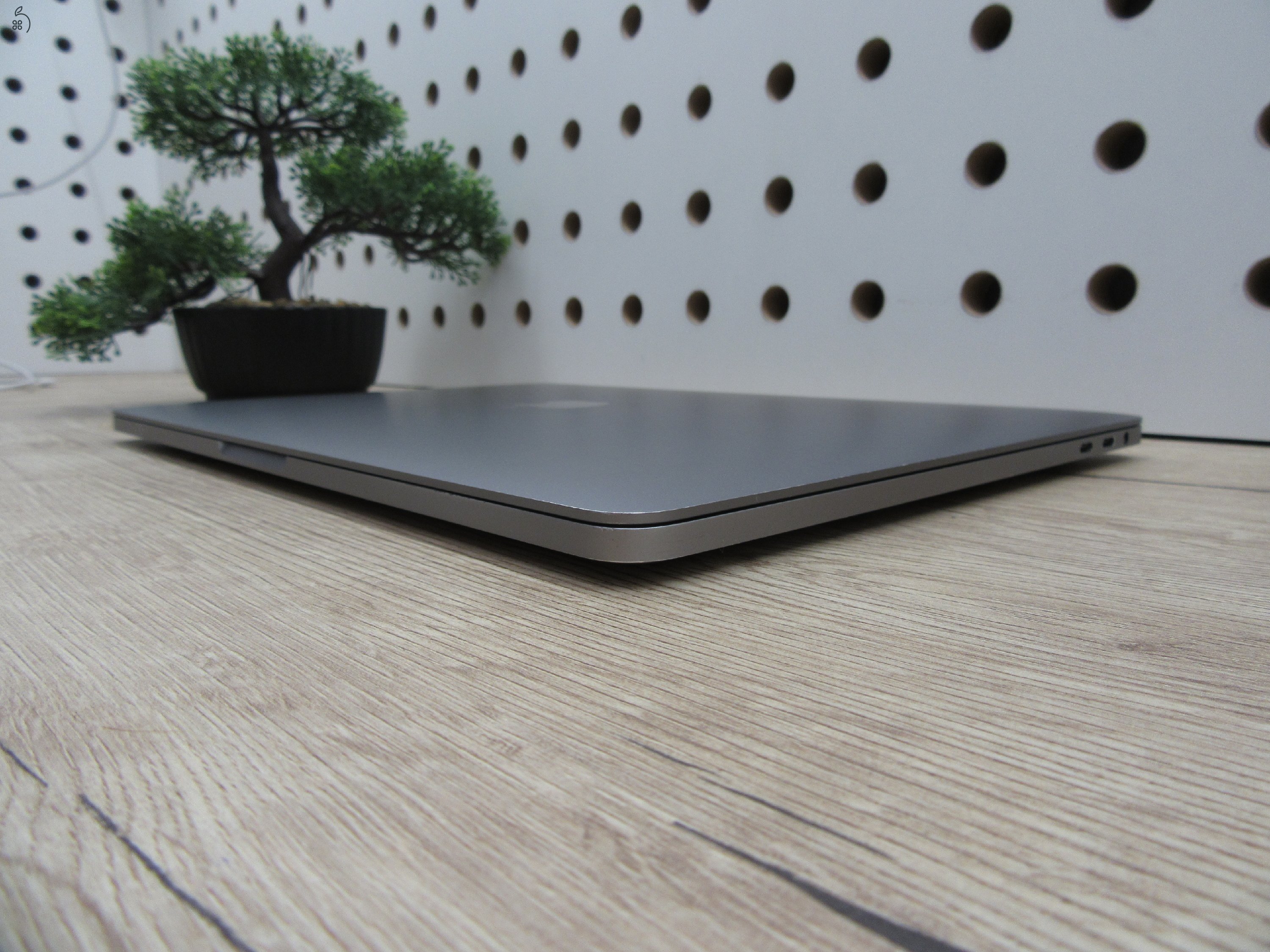  Apple Retina Macbook Pro 13 Touchbar  - 2017 2018-as gyártás - Használt, megkímélt állapot - 500 Gb SSD  