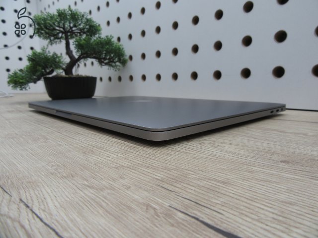  Apple Retina Macbook Pro 13 Touchbar  - 2017 2018-as gyártás - Használt, megkímélt állapot - 500 Gb SSD  
