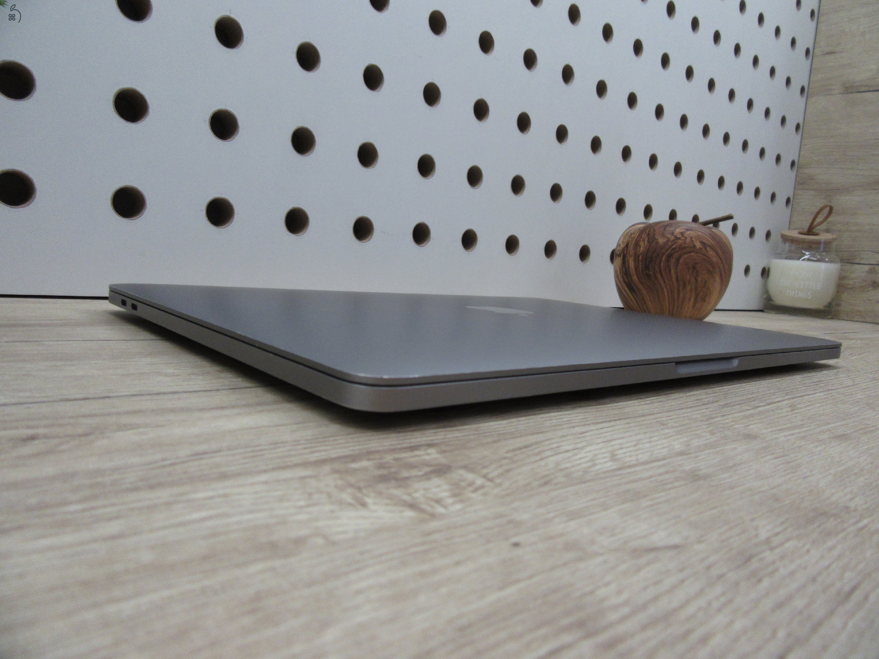  Apple Retina Macbook Pro 13 Touchbar  - 2017 2018-as gyártás - Használt, megkímélt állapot - 500 Gb SSD  