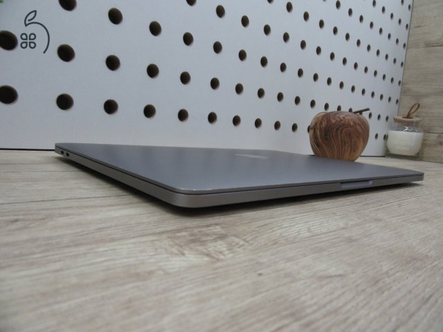  Apple Retina Macbook Pro 13 Touchbar  - 2017 2018-as gyártás - Használt, megkímélt állapot - 500 Gb SSD  