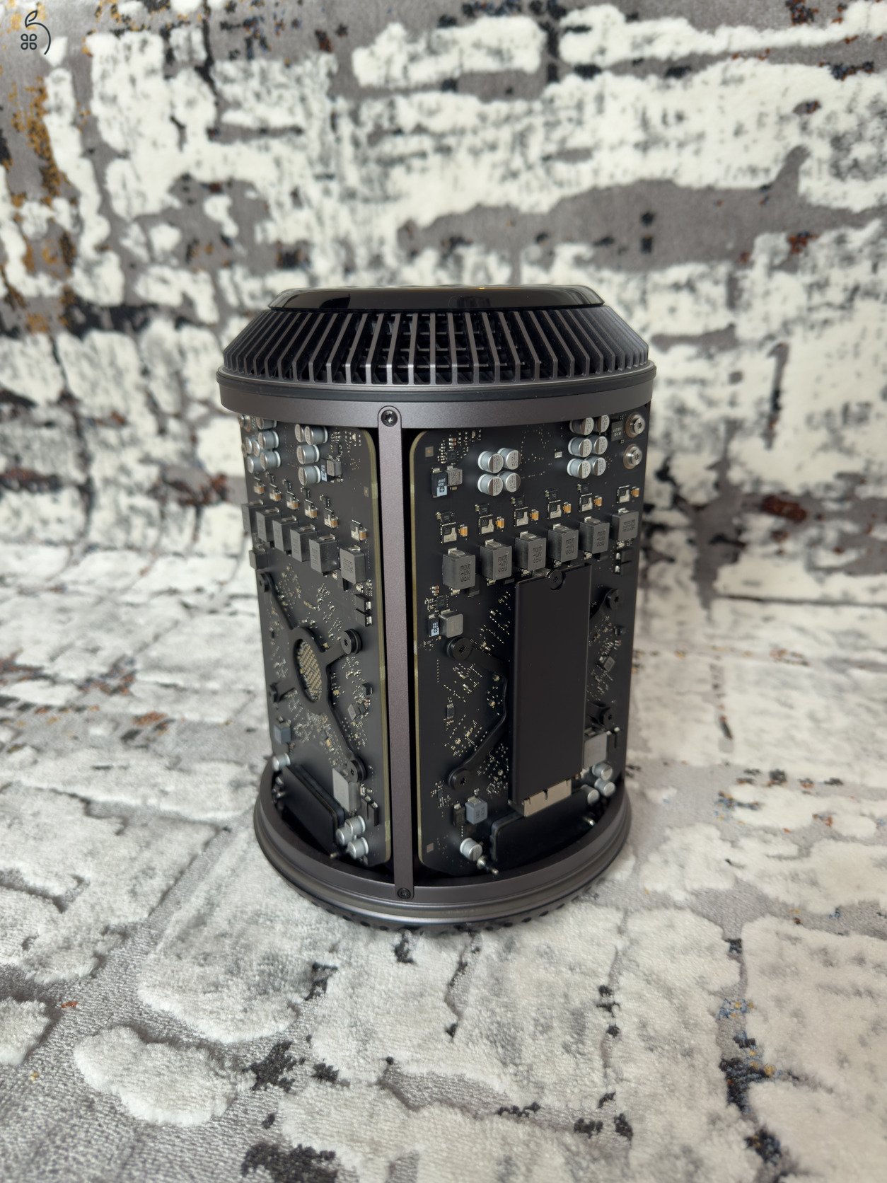 Eladó egy szép, megkímélt állapotú Apple Mac Pro (2013, 6.1) asztali számítógép