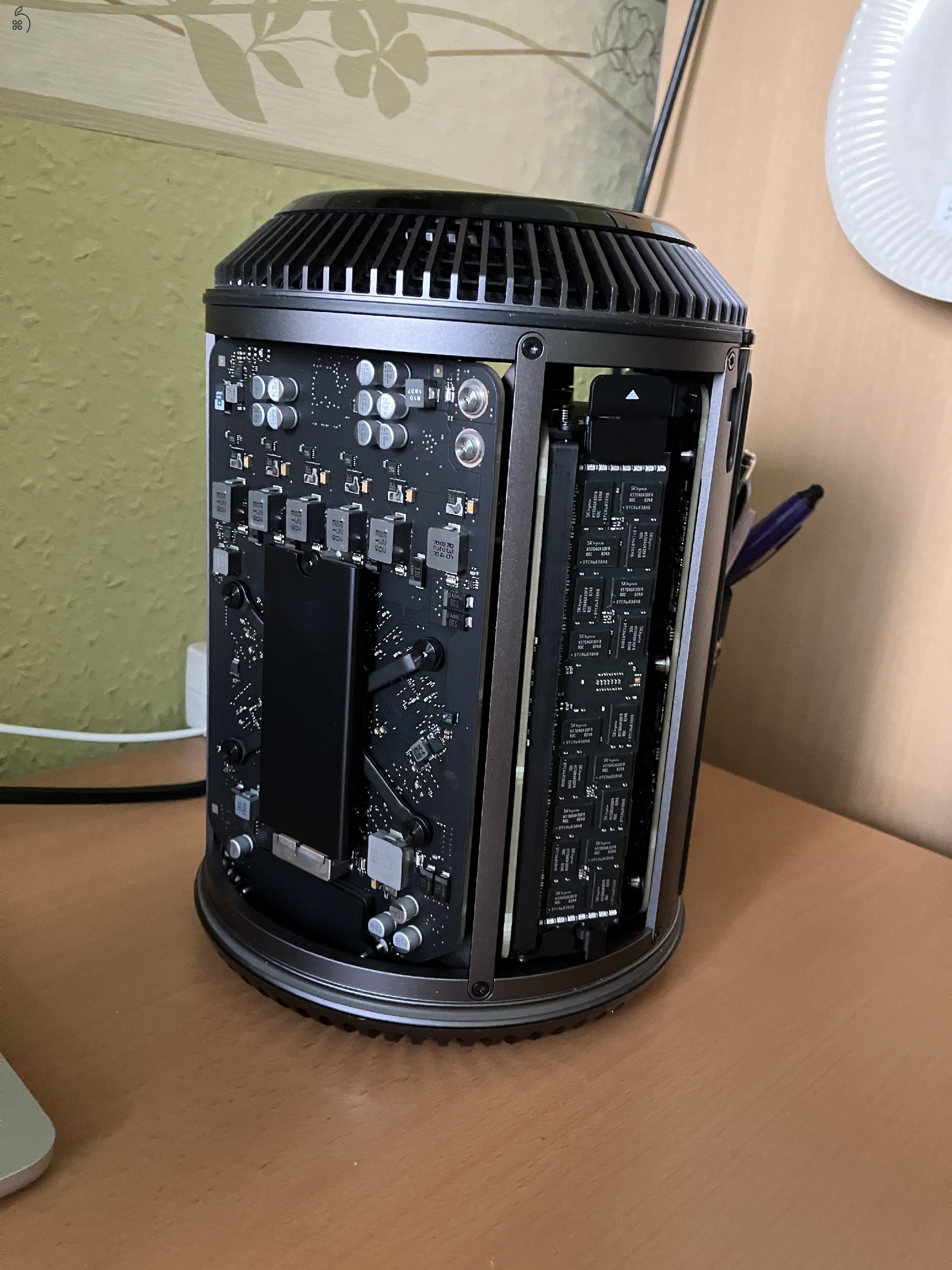 Eladó Apple Mac Pro (2013, 6.1), 8 mag, 64 GB, 1 TB apple SSD, AMD FirePro D500 3 GB