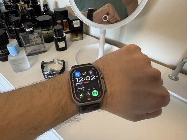 Gyönyörű Watch Ultra 2 magán kézből