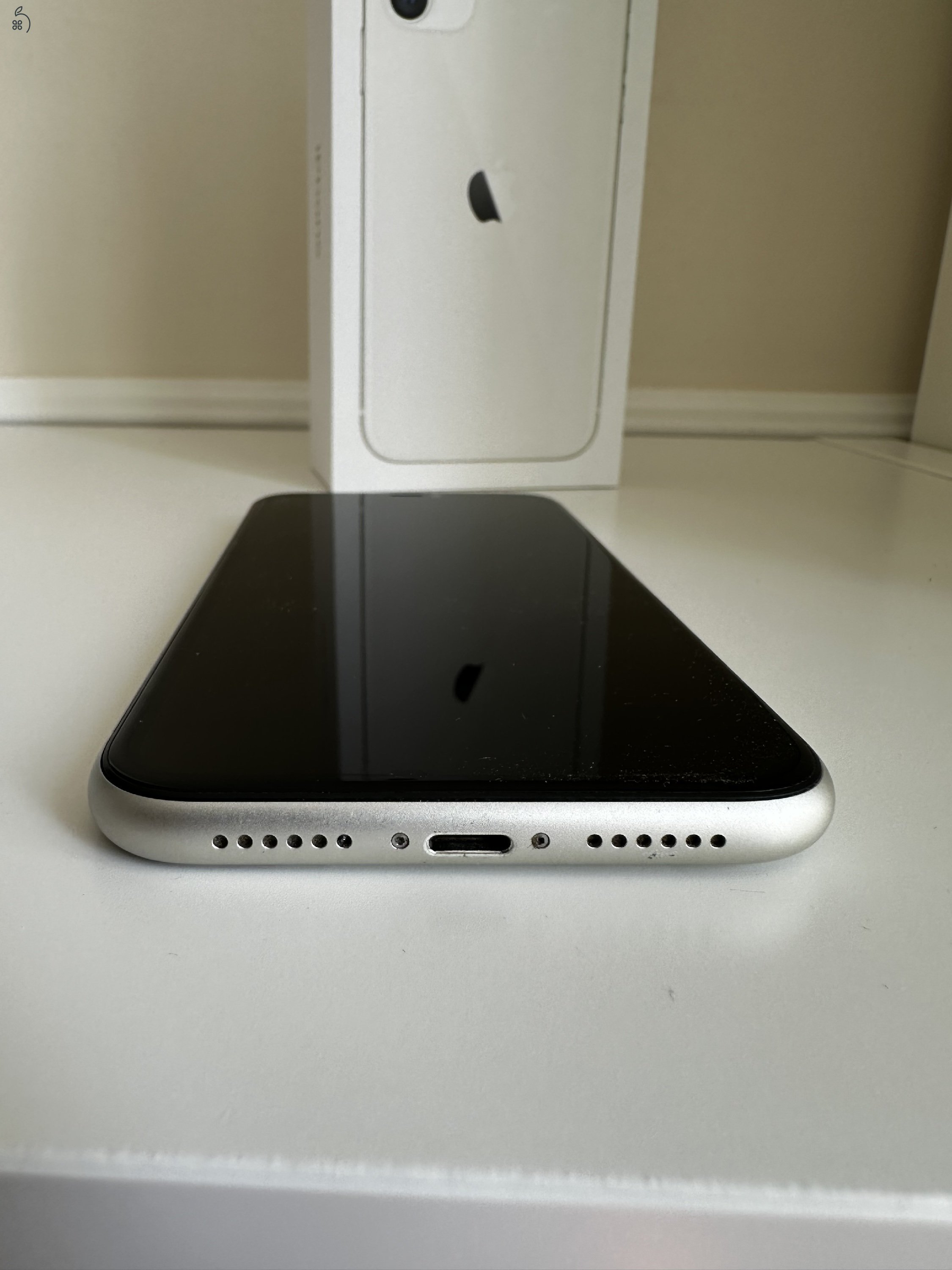 Iphone 11 64GB törött hátlap, hibátlan működés