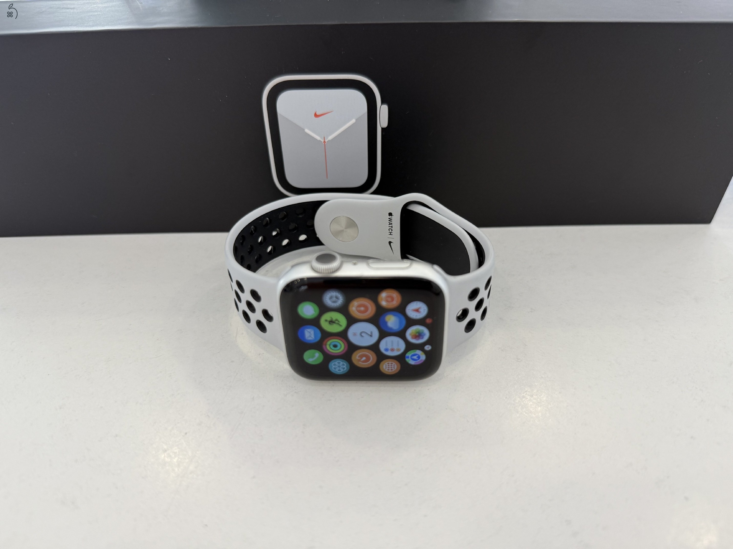 Apple Watch 5 44mm Nike Újszerű/1-3 hónap gar./Akku 99%/p4285