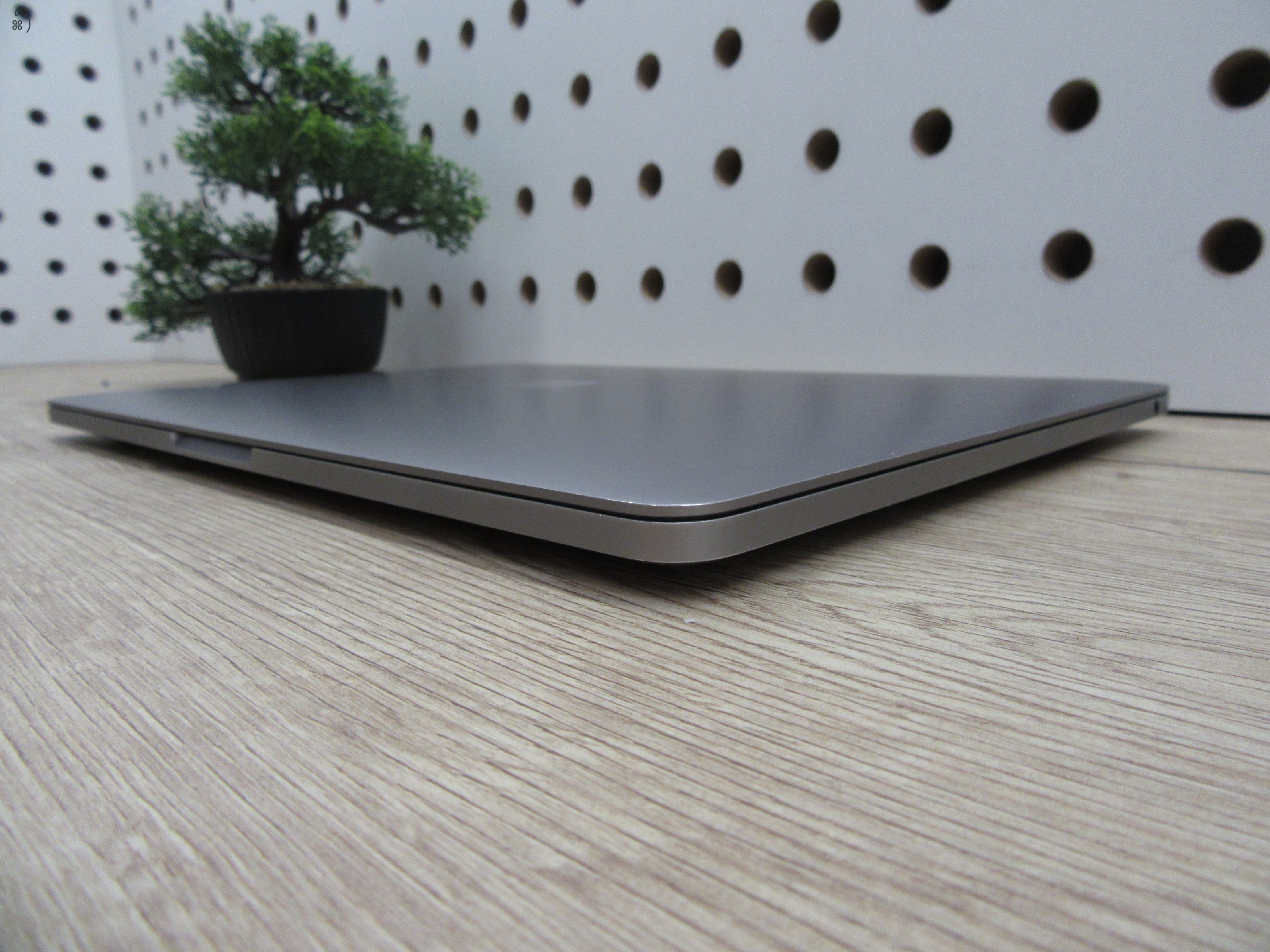 Apple Macbook Pro 13 Touchbar M1 - 2021 - Használt, megkímélt