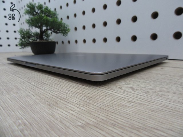 Apple Macbook Pro 13 Touchbar M1 - 2021 - Használt, megkímélt