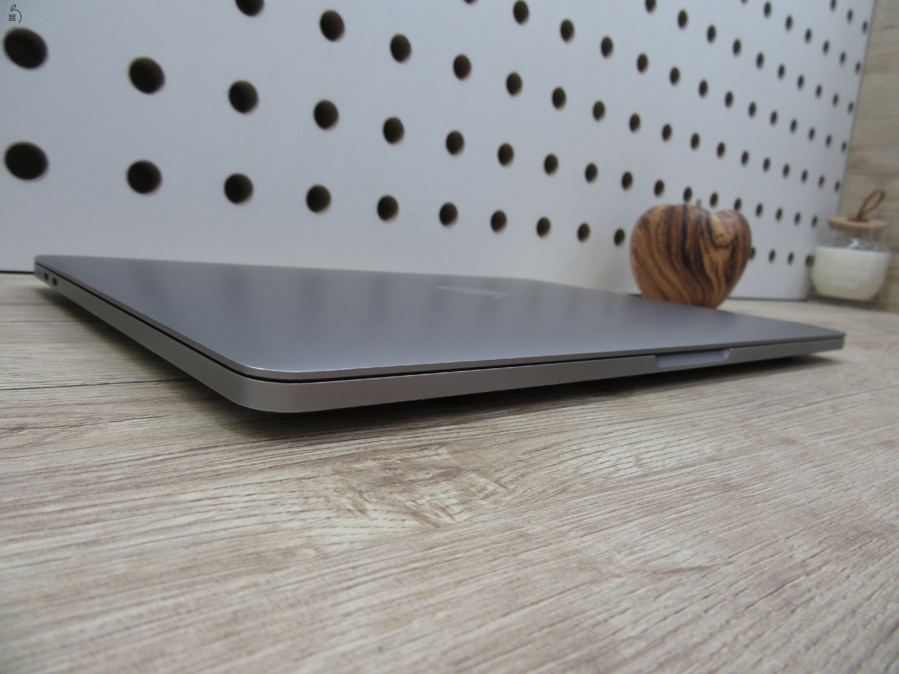 Apple Macbook Pro 13 Touchbar M1 - 2021 - Használt, megkímélt