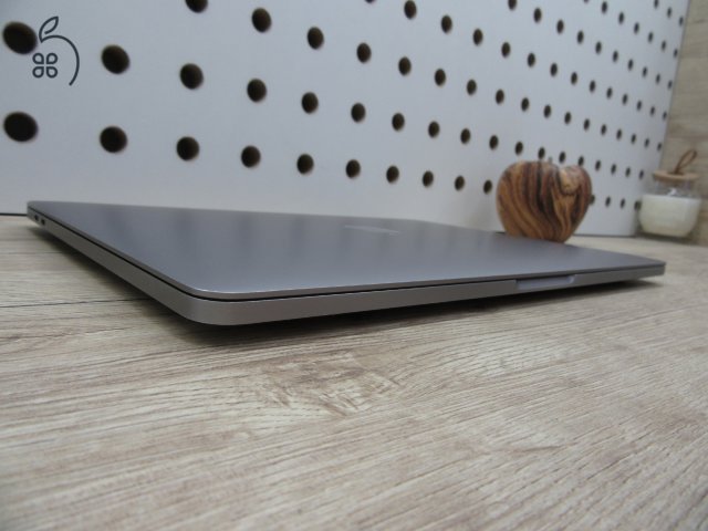 Apple Macbook Pro 13 Touchbar M1 - 2021 - Használt, megkímélt