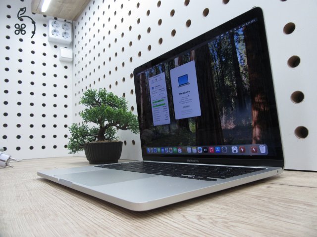 Apple Macbook Pro 13 Touchbar M1 - 2021 - Használt, megkímélt, szép állapot