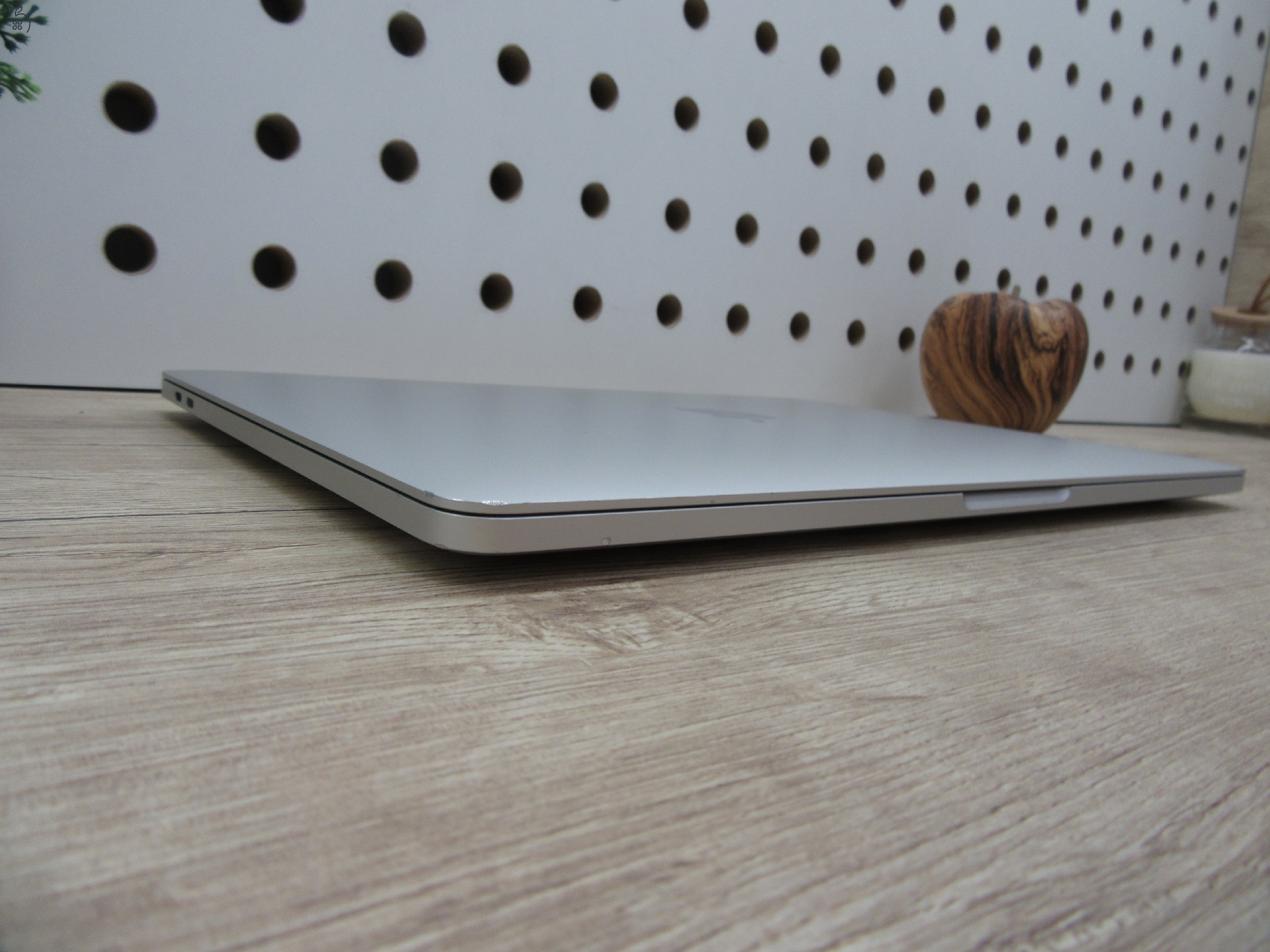 Apple Macbook Pro 13 Touchbar M1 - 2021 - Használt, megkímélt, szép állapot