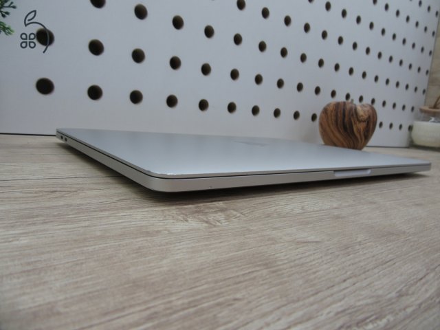 Apple Macbook Pro 13 Touchbar M1 - 2021 - Használt, megkímélt, szép állapot