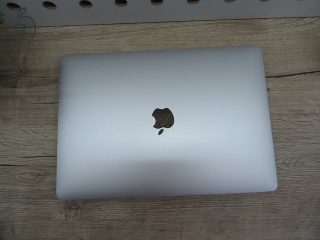 Apple Macbook Pro 13 Touchbar M1 - 2021 - Használt, megkímélt, szép állapot