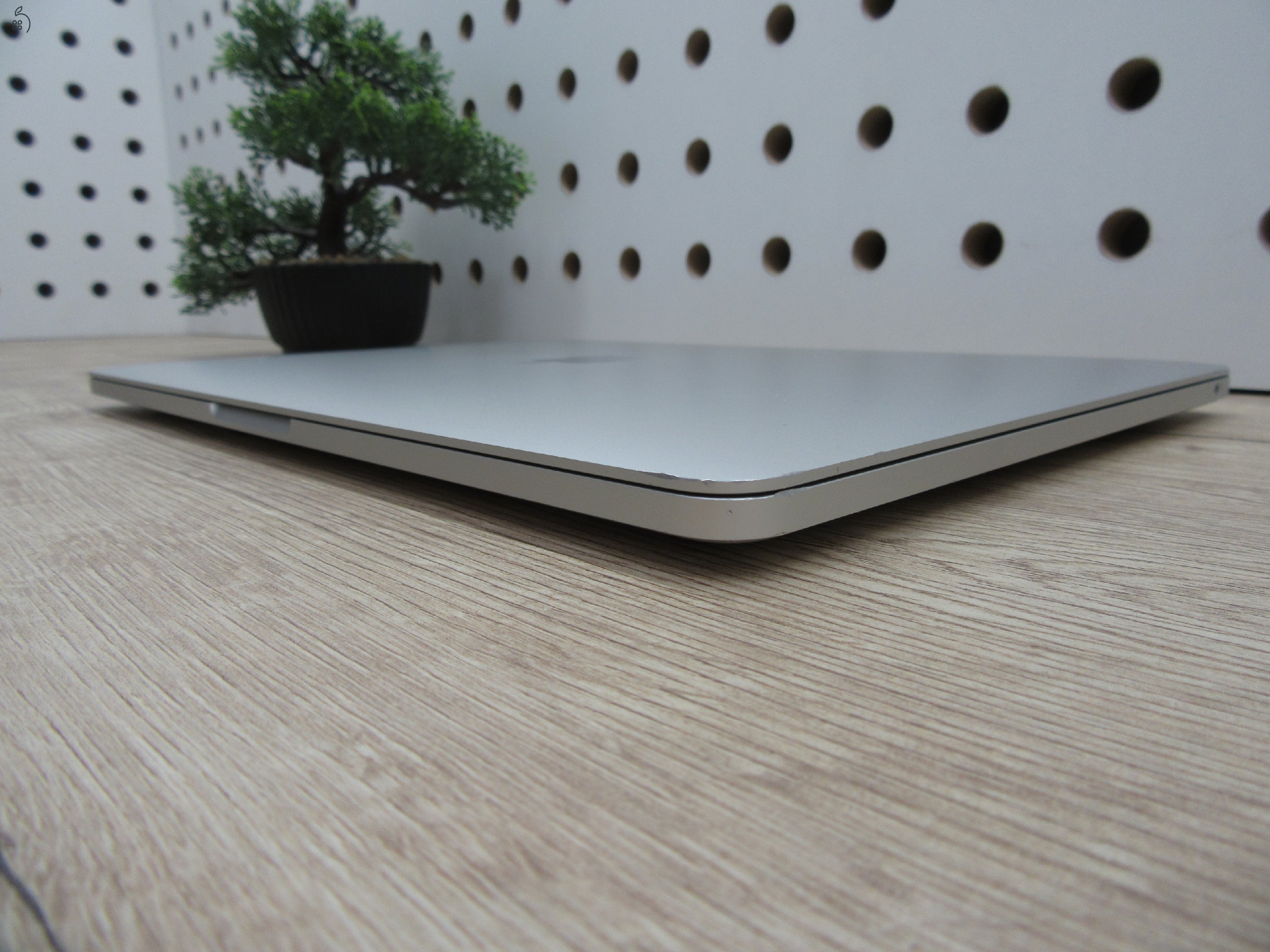 Apple Macbook Pro 13 Touchbar M1 - 2021 - Használt, megkímélt, szép állapot