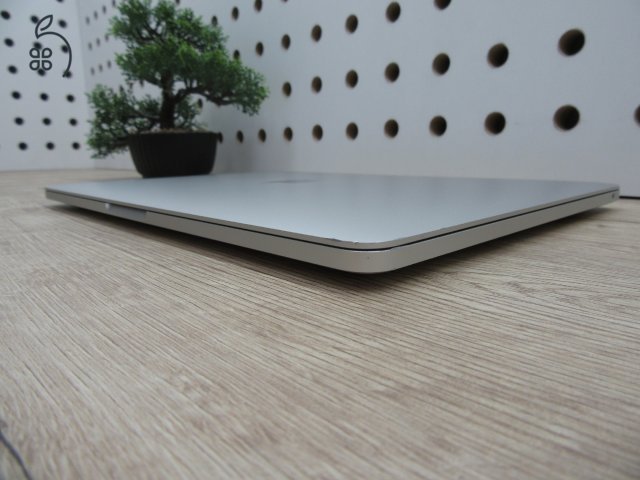 Apple Macbook Pro 13 Touchbar M1 - 2021 - Használt, megkímélt, szép állapot