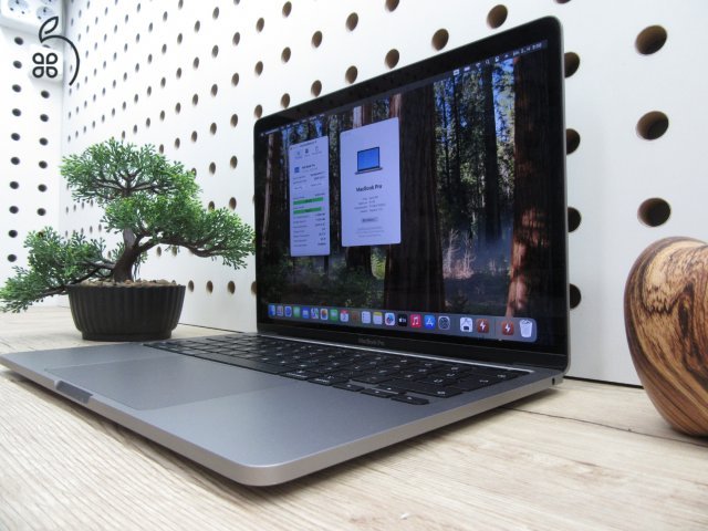 Apple Macbook Pro 13 Touchbar M1 - 2020 - Használt, szép állapot
