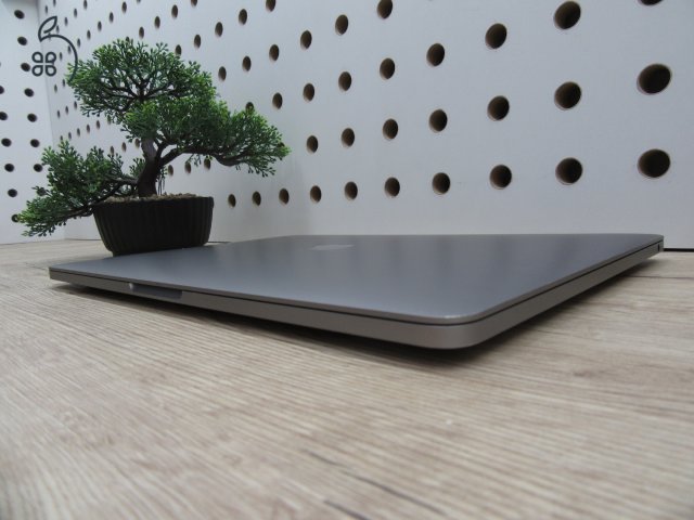 Apple Macbook Pro 13 Touchbar M1 - 2020 - Használt, szép állapot