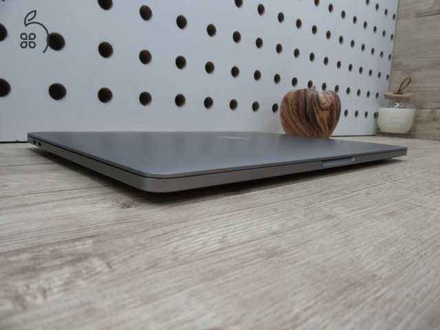 Apple Macbook Pro 13 Touchbar M1 - 2020 - Használt, szép állapot