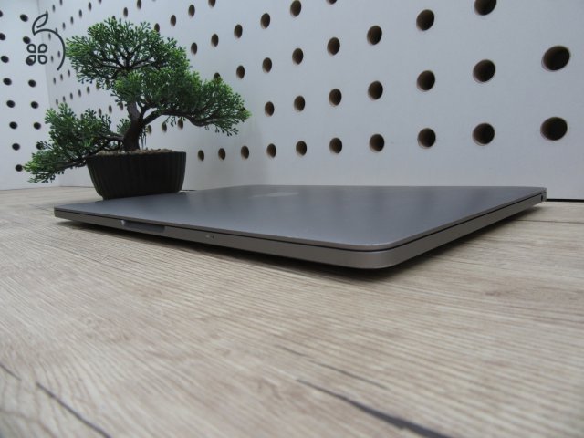  Apple Macbook Pro 13 Touchbar M1 - 2020 - Használt, megkímélt állapot 