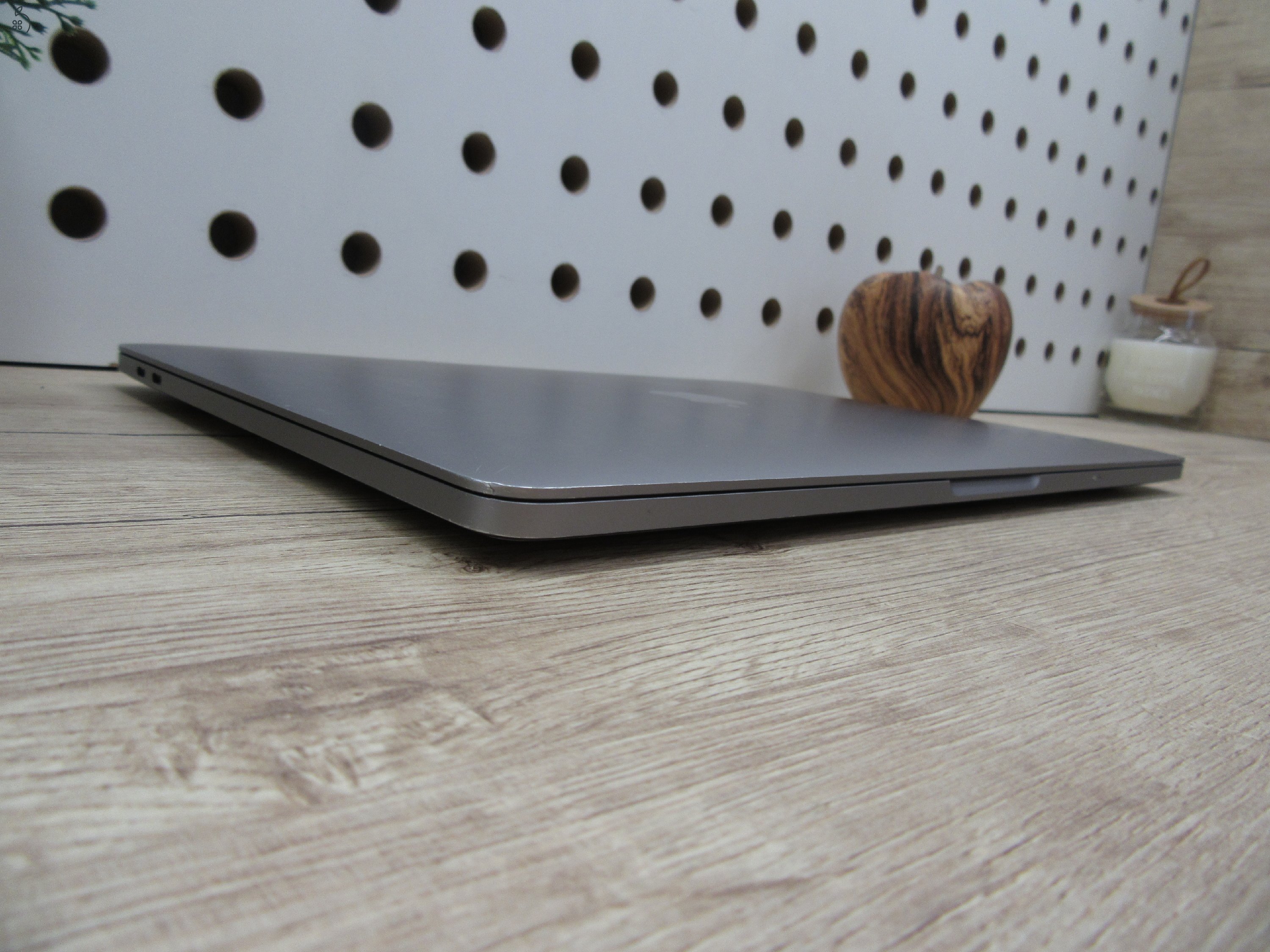  Apple Macbook Pro 13 Touchbar M1 - 2020 - Használt, megkímélt állapot 