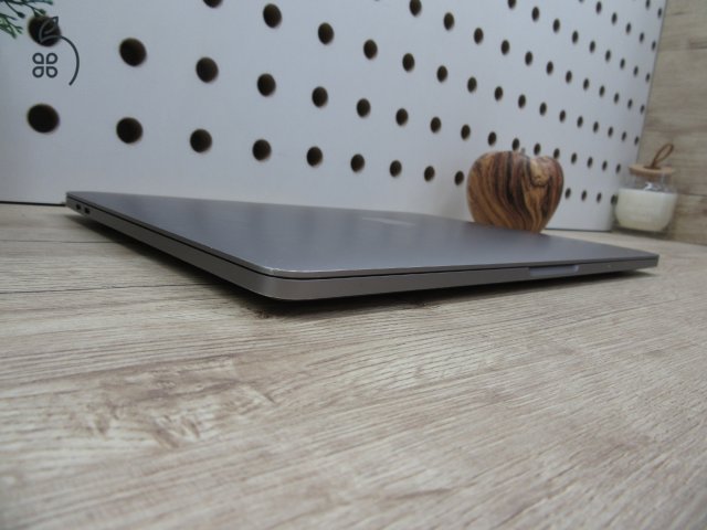  Apple Macbook Pro 13 Touchbar M1 - 2020 - Használt, megkímélt állapot 