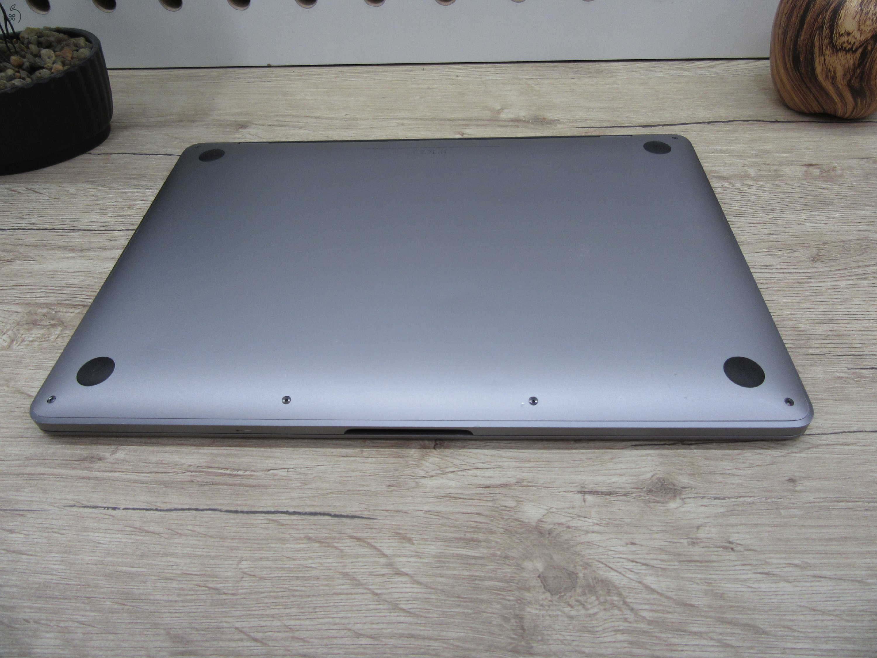  Apple Macbook Pro 13 Touchbar M1 - 2020 - Használt, megkímélt állapot 