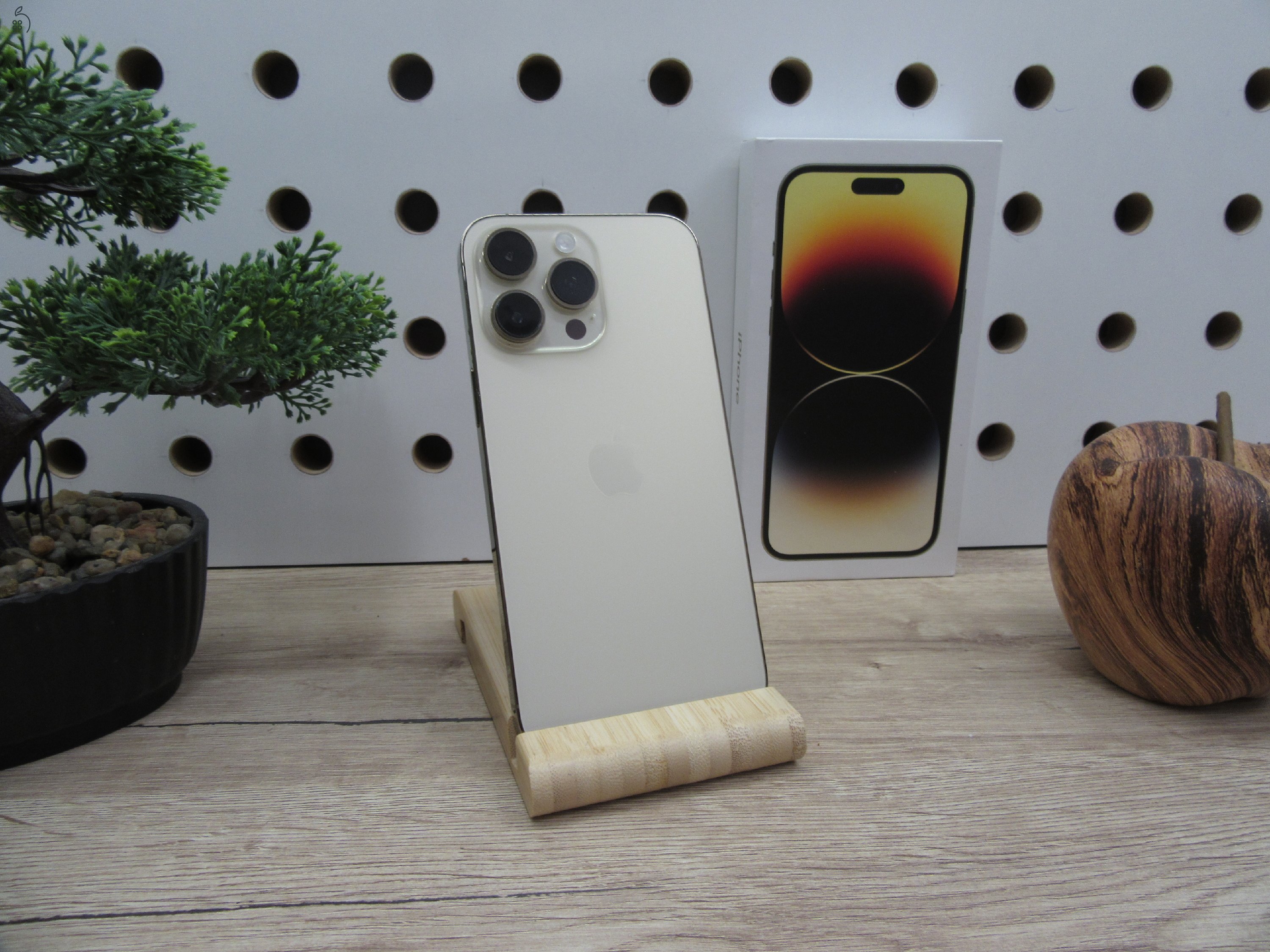 Apple iPhone 14 Pro Max - Gold - Használt, karcmentes - 100%-os akku 
