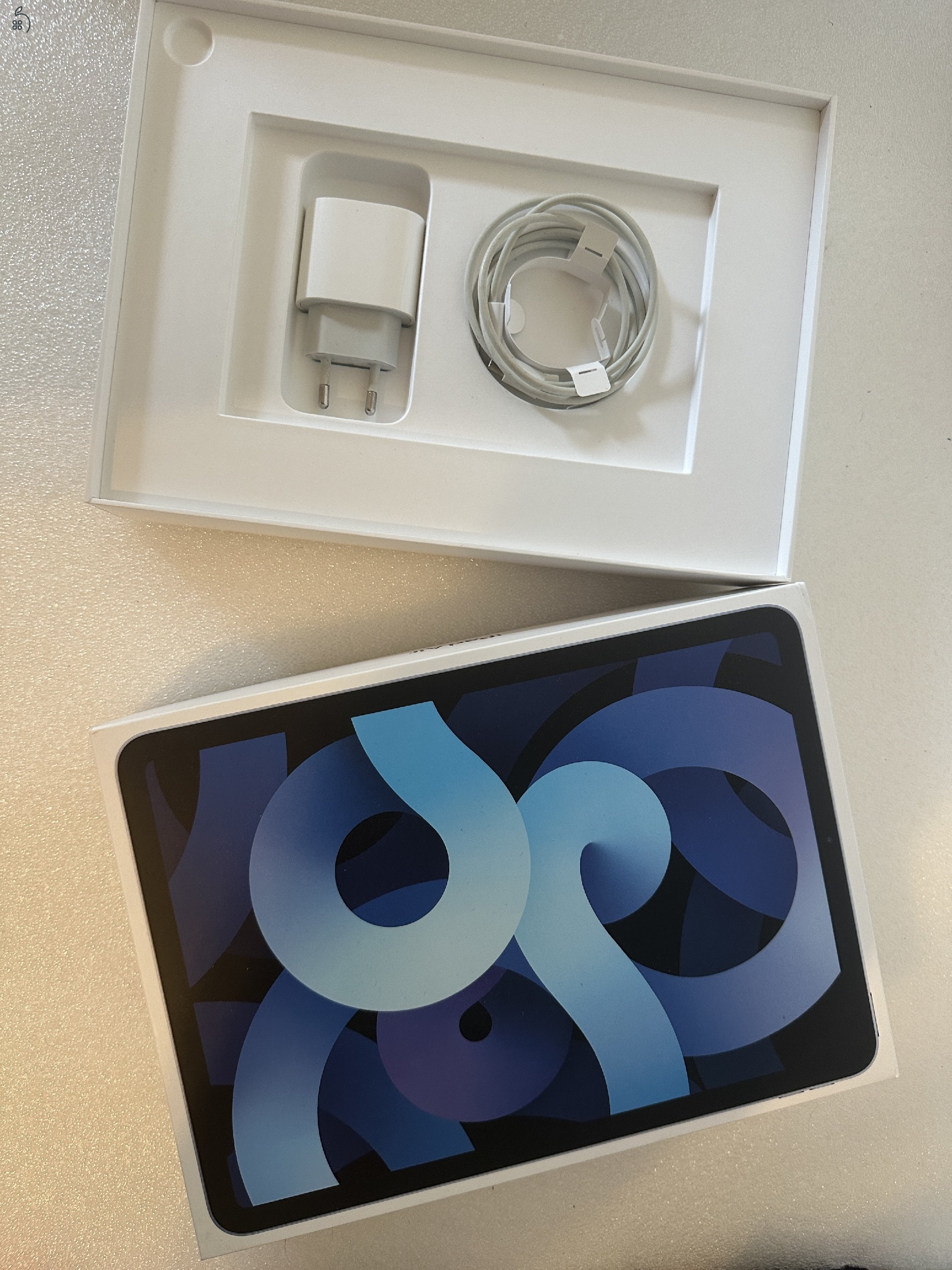 Eladó iPad Air 4 (64GB, Wi-Fi, Kék) + Apple Pencil 2 + tok – kiváló állapotban!
