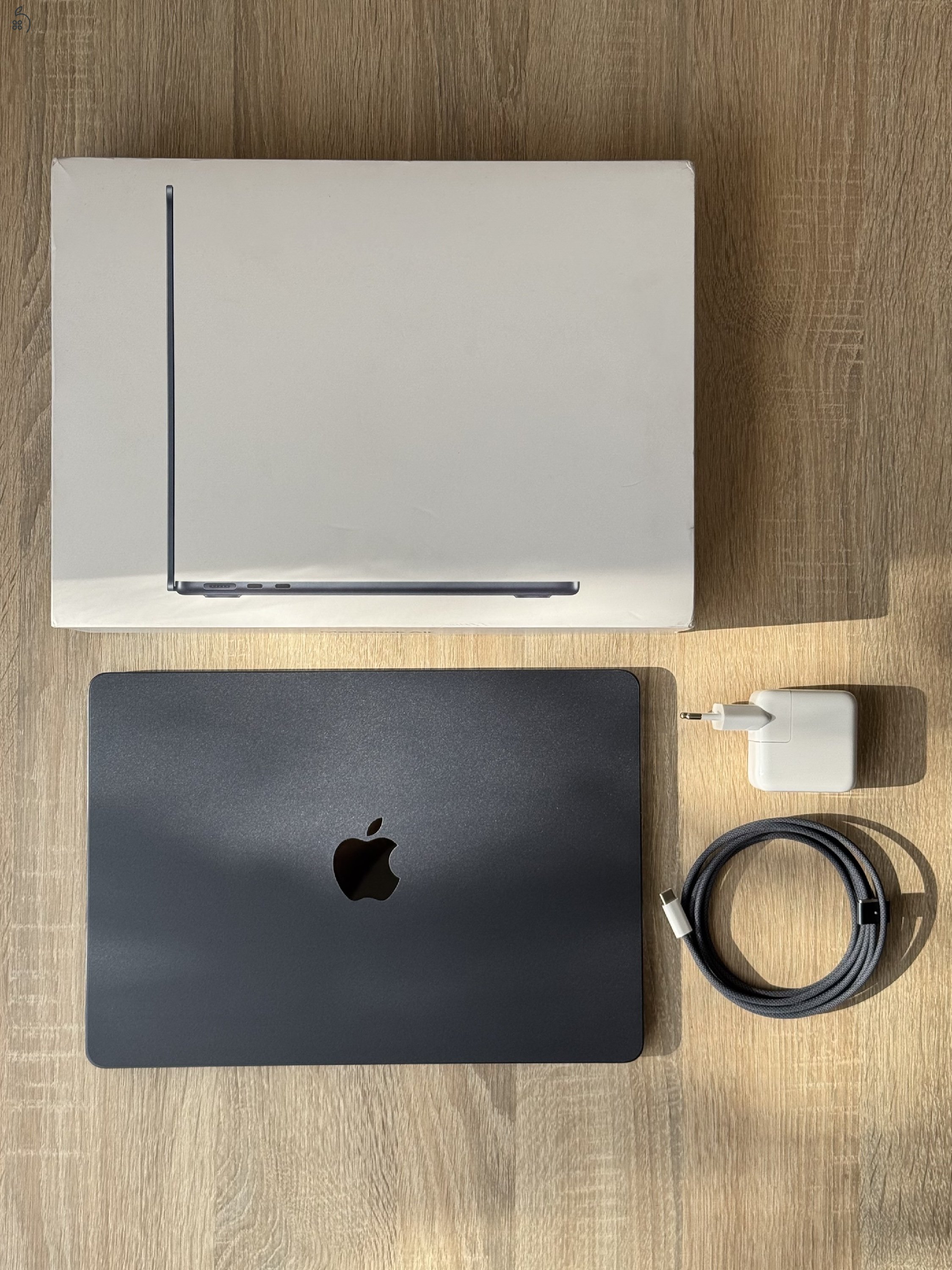 Apple MacBook Air 13 M3 16/512 éjfekete, AppleCare+ 2027.10