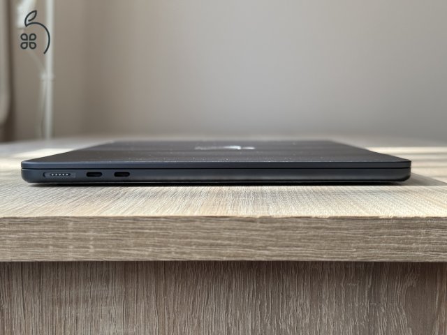 Apple MacBook Air 13 M3 16/512 éjfekete, AppleCare+ 2027.10