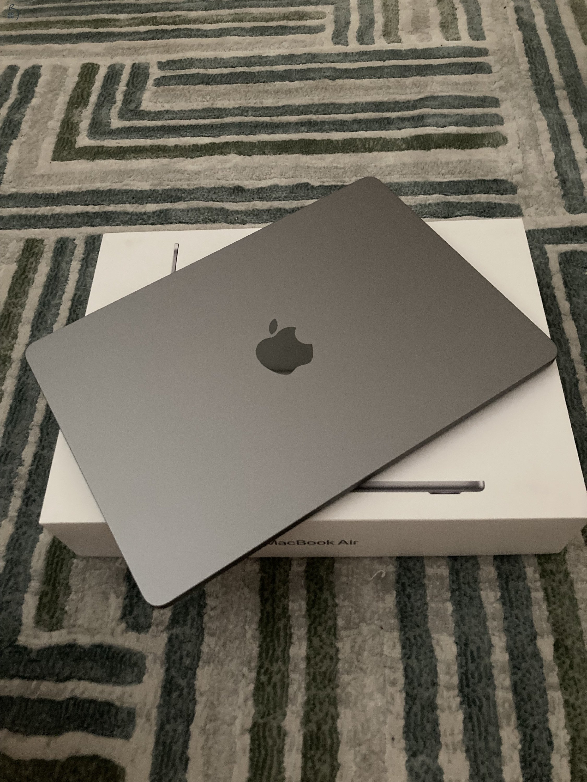 MacBook AIR 13,6” M3 Chip, 256GB Akku 100%! Apple garancia! Magyar!