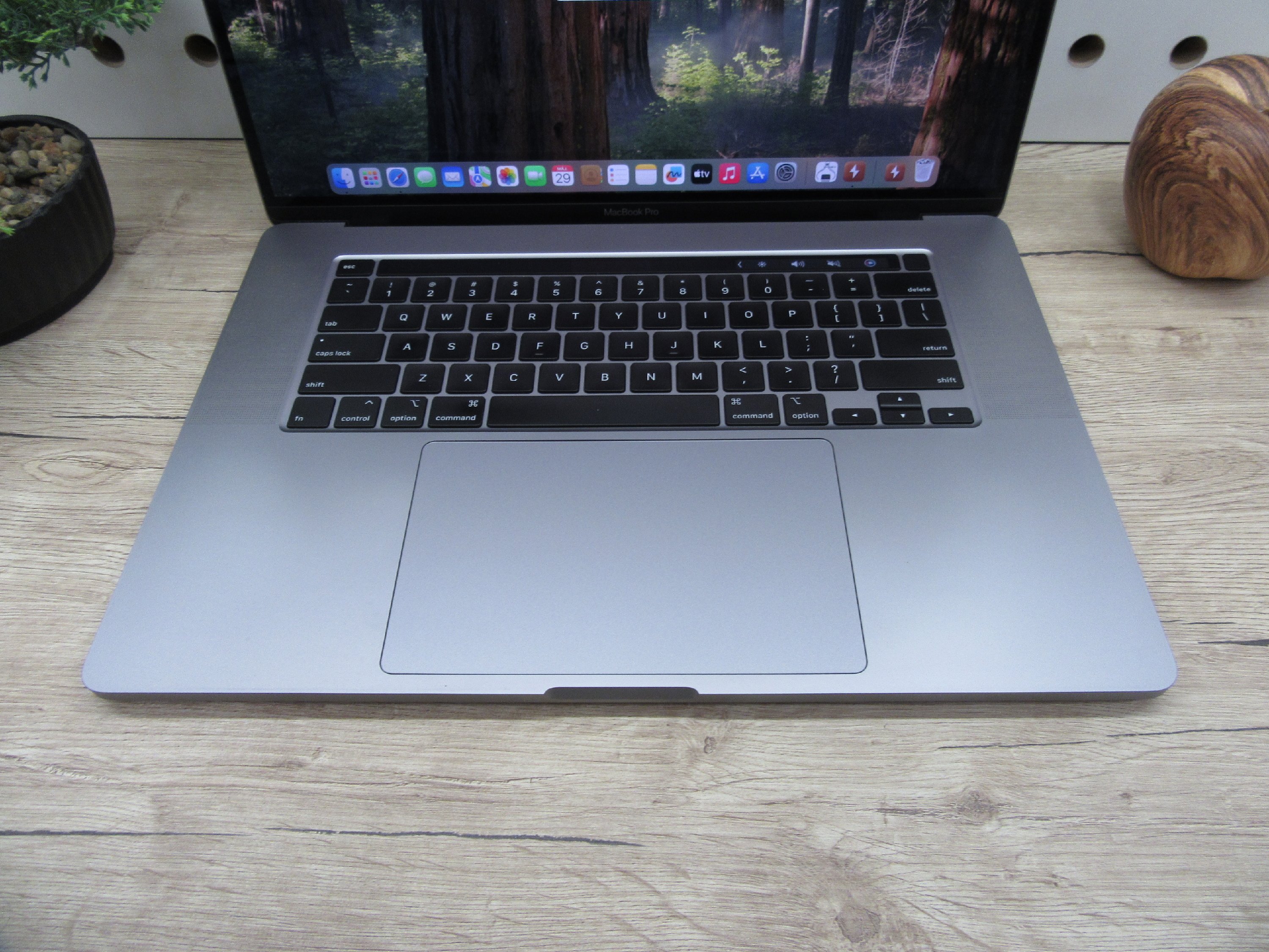 Apple Retina Macbook Pro Touchbar 16 - 2019/2021-es gyártás - Használt, karcmetes állapot - 32 Gb Ram - USA Bill