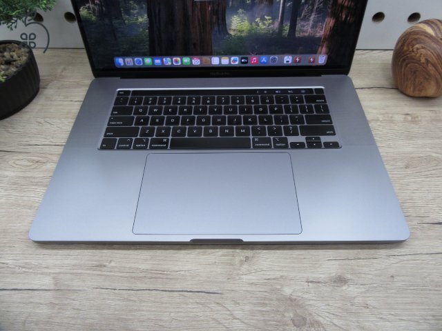 Apple Retina Macbook Pro Touchbar 16 - 2019/2021-es gyártás - Használt, karcmetes állapot - 32 Gb Ram - USA Bill